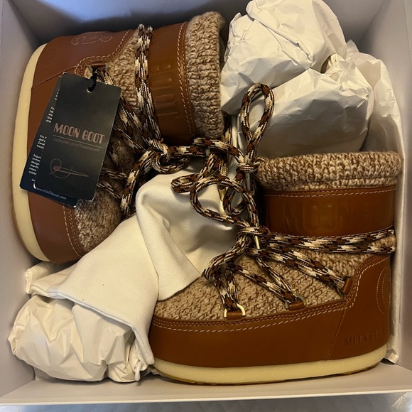 Chloe x Moon Boot - Picture 1 of 4
